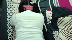 me gusta jugar mientras mi madrastra me pajea con sus bragas