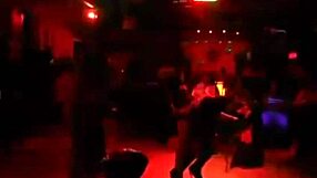 Whoa, naprawdę połkniesz tego ogromnego kutasa w dzikim analnym grupowym ruchaniu?