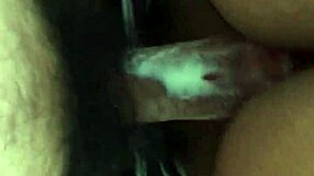 Nagy cicis csaj kap krémeset óriás farokkal csupaszon