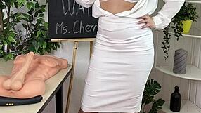 Deblja žena u čarapama i štiklama nježno drka pičku