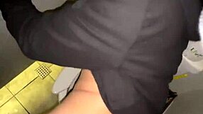 Par uhvaćen u analnom jebanju u javnom WC-u ali odlučuju da nastave.