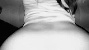 Culona en 4 cojida en el sillón.