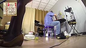 बॉस ऑफिस में सेक्रेटरी की चूत और मुंह से ब्लोजॉब देता है