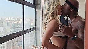 Dei gostoso no pelo minha raba para o neg�o dotado ele n�o aguento e gozou dentro