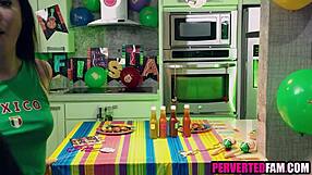 Posinovac i posestrima threesome na cinco de mayo.