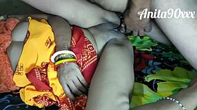 Istri hot India dilipat buat ngentot doggystyle di rumah?