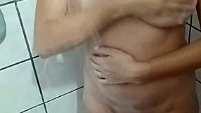 Prstím si růžkovou prdel v sprše