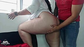 Me gusta besarle las grandes nalgas a mi madrastra mientras ella toma cafe en el balcon