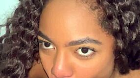 Dançarina famosinha dando gostoso pro MC na varanda do prédio enquanto passavam na rua