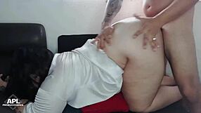 Me gusta besarle las grandes nalgas a mi madrastra mientras ella toma cafe en el balcon