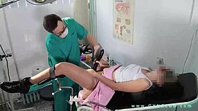 Pacientka doživi močan orgazem med zdravnikovim ginekološkim pregledom v bolnišnici
