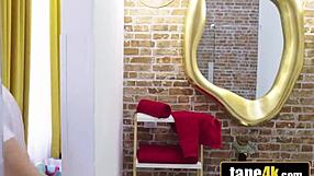 Professora de Tetas Grandes Aprende Lição no Escuro com Avó e Instrução