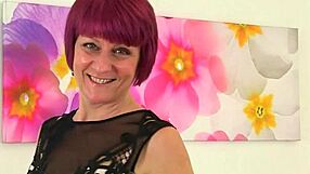 Βρετανή MILF Penny Θερμαίνεται σε Νάιλον Κολάν και Καλσόν