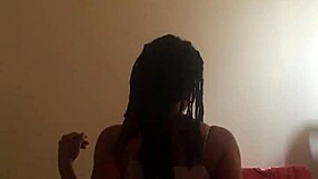 Pogledaj ovu amatersku crnkinju princezu kako jaše veliki kurac!