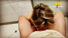 Pagando Um Boquete No Banheiro Com Monster Cock