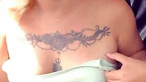 Latinska kurba kaže joške in perilo na javnem parkirišču v avtu