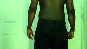 J'ai maté une nouvelle danse sur le balcon où elle a marché dans le canal anal et catwalk dans le trou du cul avec du cul