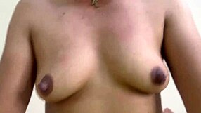 madrastra de tetas pequeñas follando con su hijastro en morboso sexo real casero amateur