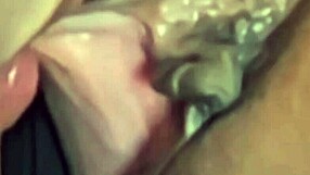 Morena gostosa dona de uma raba deliciosa d4 com seu namorado dotado amador