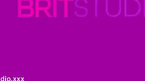 Femeie tânără britanică se freacă de pernă în nylon cu orgasm