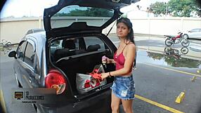 Me Follo A La Vecina Mientras Su Esposo No Esta En Casa - Brithany Y Tommy