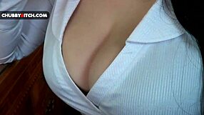 gorgeous babe with beautiful curves gets off using her big toy