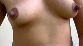 madrastra de tetas pequeñas follando con su hijastro en morboso sexo real casero amateur