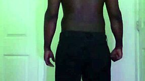 צפיתי בריקוד חדש במרפסת הליכה בתעלת תחת קטווק אנאלי