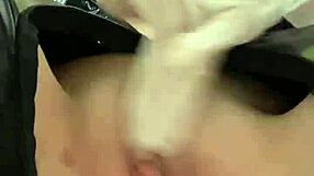 Bejba v lateksu igra z mokro pičko