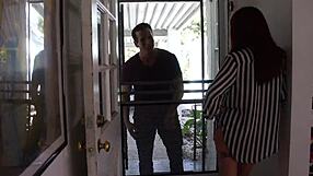 Jenna Mynx поема интензивно орално с уста широко отворена