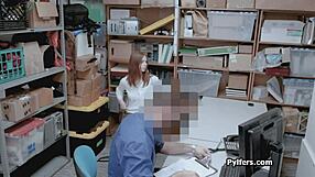 Sød rødhåret tyv bliver pæret hårdt af indkøbscenter-vagt