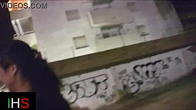 Lepa brineta noro uživa med jebačem