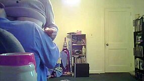 Loris la brune MILF exhibe ses gros seins au salon