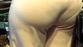 Milfă matură își arată curul mare în scena asta crudă