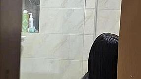 Špijuniram svoju ukusnu cimera kako se presvlači, kupa i tušira!