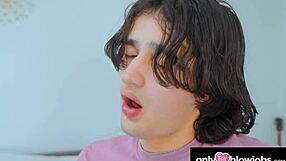 Ajudo irmã postiça na lição ela me ajuda de volta.