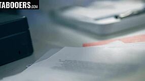 Γιατρέ, νιώσε τη γροθιά μου βαθιά στην πούτσα σου σε αυτή την έντονη ομαδική συνεδρία!