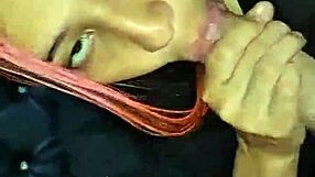 Madrastra Atrapada Debajo Del Sofá - Hijastro Recibe Un Rapidito Y Caliente Creampie Casero Real