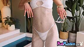 Hope Heaven, seksikäs pieni tissi 18+ beibi, paljastaa täydellisen persensä strippauksessa. Haluatko lisää?