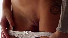 Blondinka Emma Mae drka do orgazma v petah in čevljih