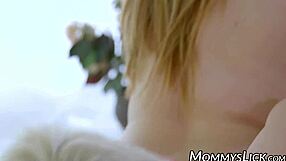 Hijastra con coño lamido rico por madrastra