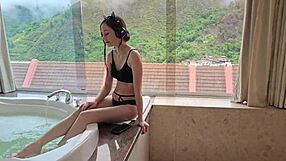 Lepa bela kurva pride v mojo hišo samo da me jebe!