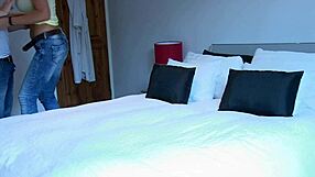 Fodendo a madrasta gostosa como prostituta indiana