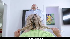 Gyönyörű Sofia Su-t keményen megdúgja a perverz szomszéd intenzív ázsiai jelenetben