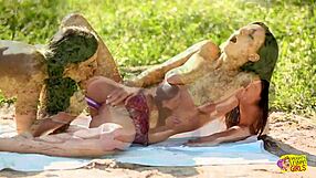 Superheftig utendørssex: Fantastisk brunette lesbepar fingrer hverandre med intens lidenskap