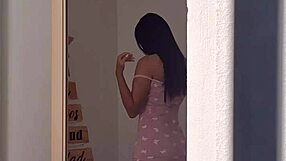 Špijuniram svoju ukusnu cimera kako se presvlači, kupa i tušira!