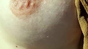 Por que sem sutiã? Mostra esses mamilos duros, pediu pra amadora enquanto se comiam