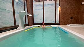 Na Piscina Com Amiga