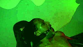 Duas vadias fetichistas punem o gringo infiel com dominacao e ffm.