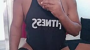 jeg leger med min stramme lille røv i lingeri, føler mig så godt men roder ordene